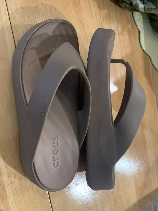 CROCS Women’s Platform Flip Sandals in Taupe/Light Brown - Picture 8 of 9